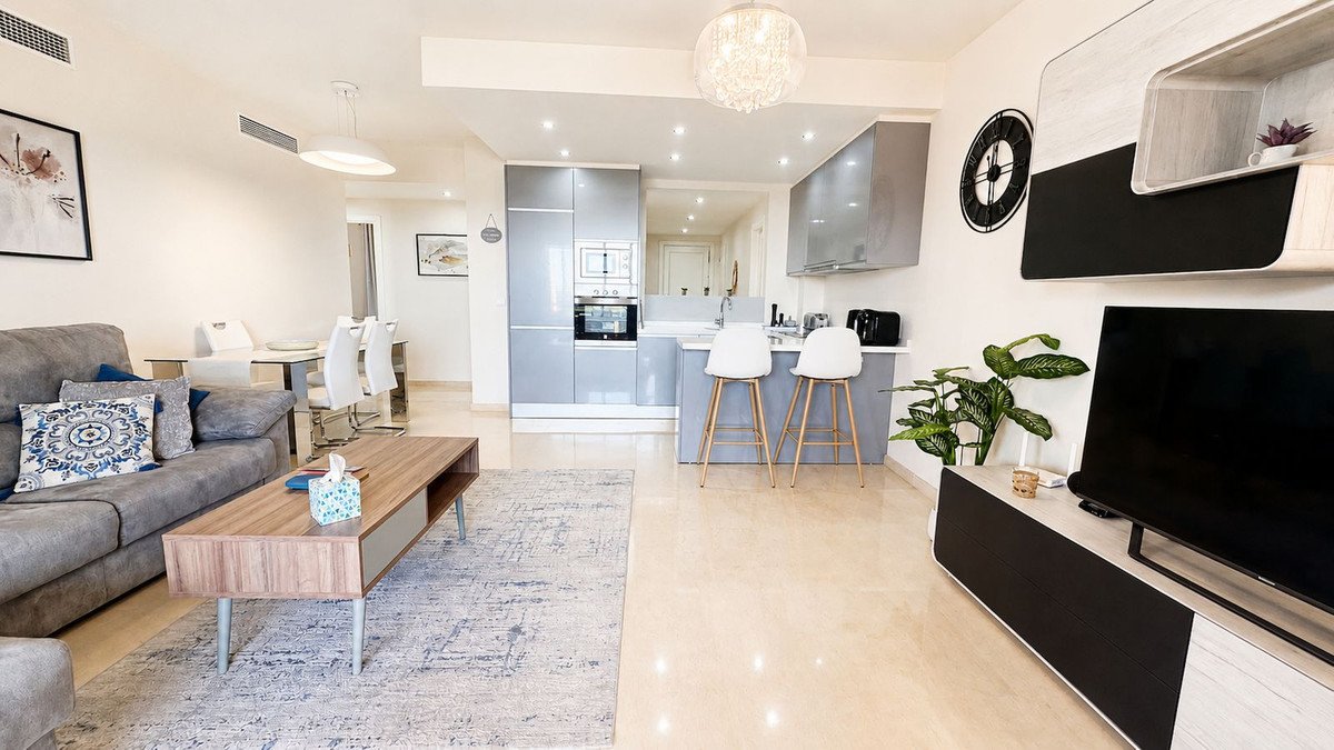 3 Bed Middle Floor Apartment in La Duquesa