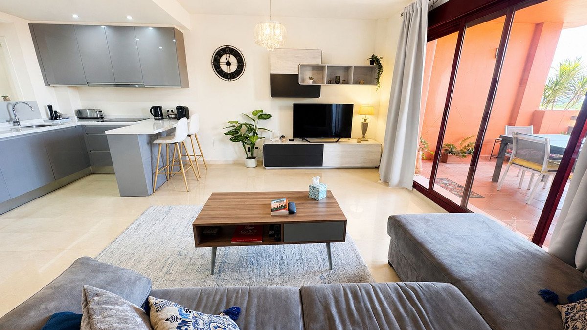 3 Bed Middle Floor Apartment in La Duquesa