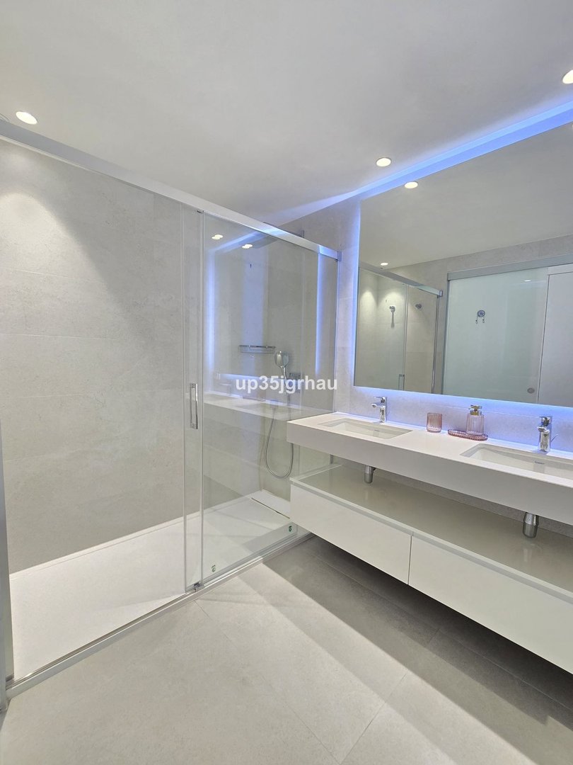 3 Bed Middle Floor Apartment in Selwo