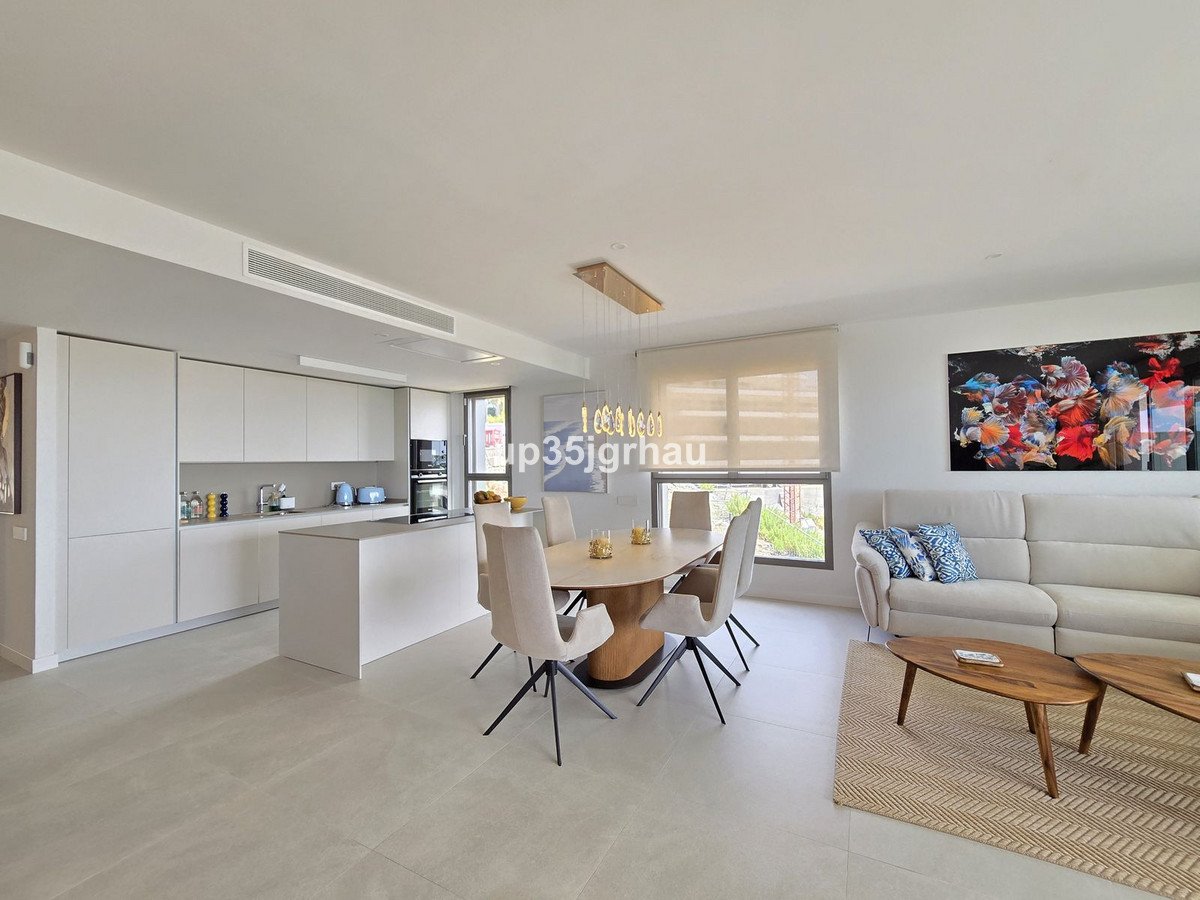 3 Bed Middle Floor Apartment in Selwo