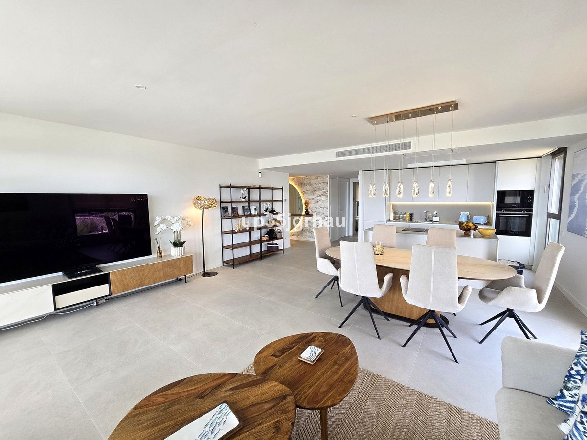 3 Bed Middle Floor Apartment in Selwo