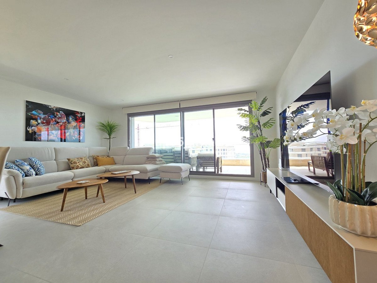 3 Bed Middle Floor Apartment in Selwo