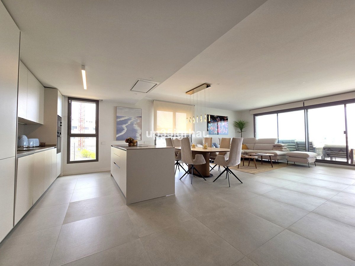 3 Bed Middle Floor Apartment in Selwo