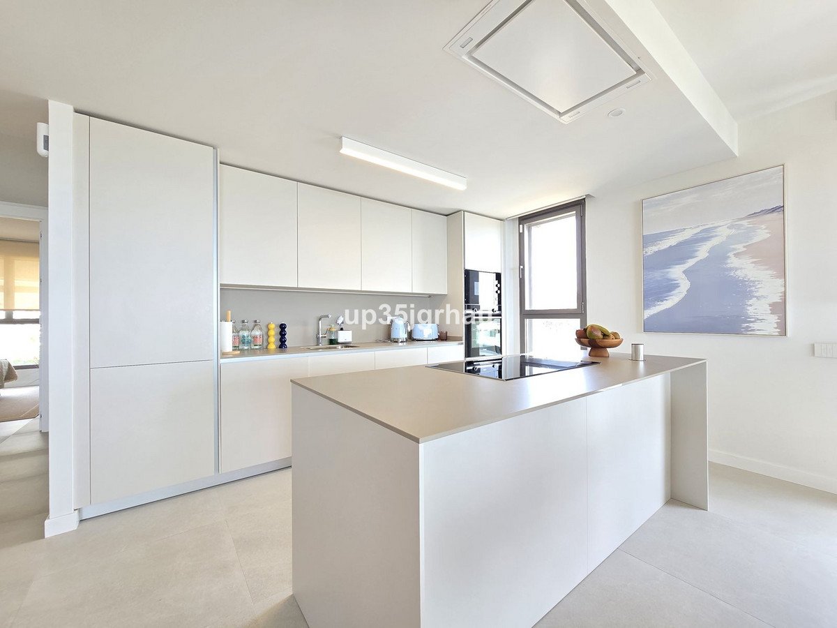 3 Bed Middle Floor Apartment in Selwo
