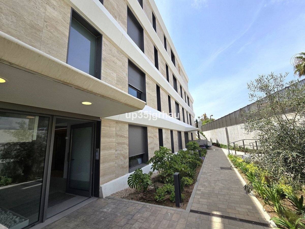 3 Bed Middle Floor Apartment in Selwo