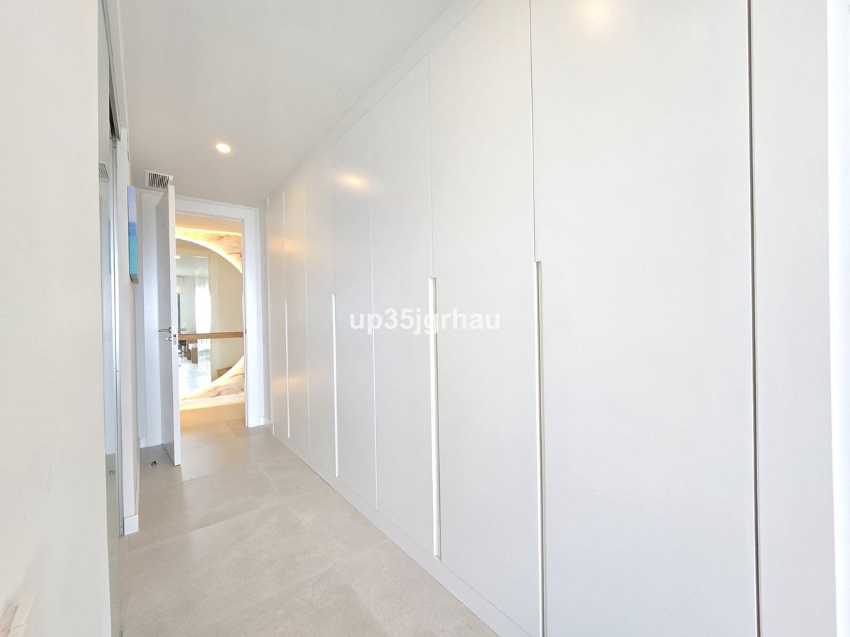 3 Bed Middle Floor Apartment in Selwo
