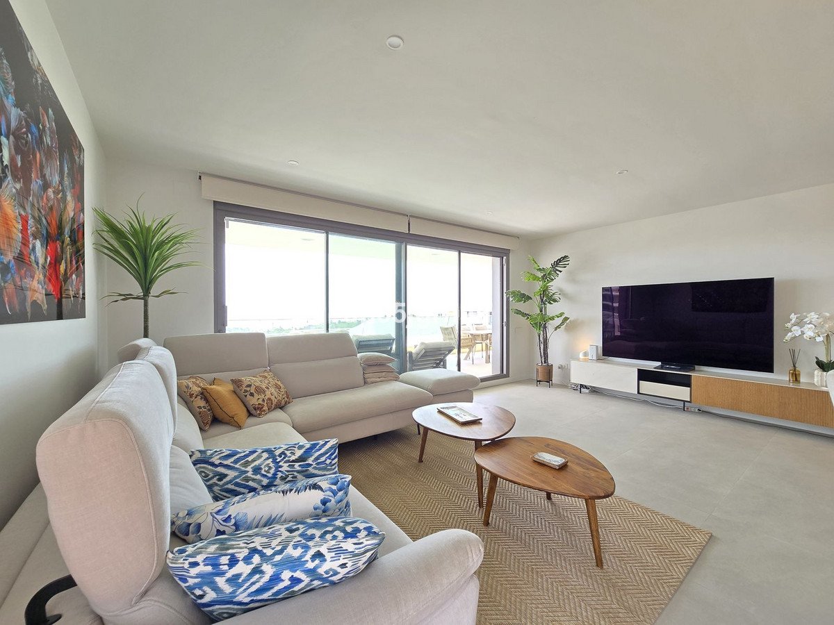 3 Bed Middle Floor Apartment in Selwo