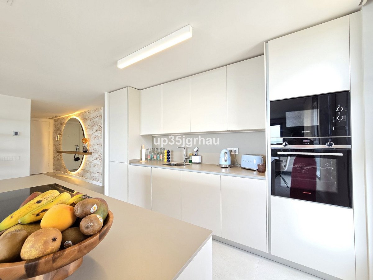 3 Bed Middle Floor Apartment in Selwo