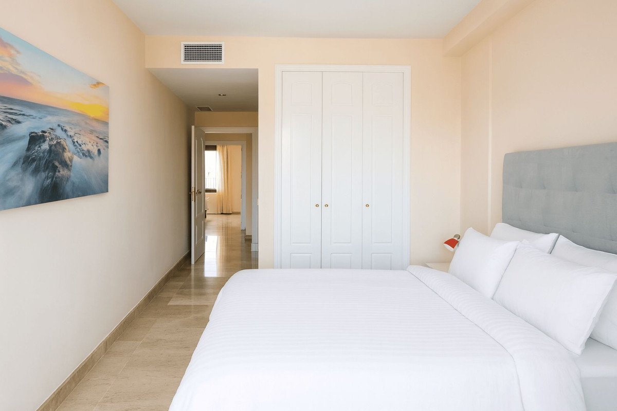 2 Bed Middle Floor Apartment in La Duquesa