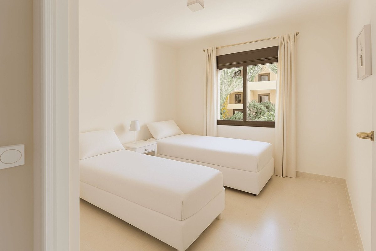 2 Bed Middle Floor Apartment in La Duquesa