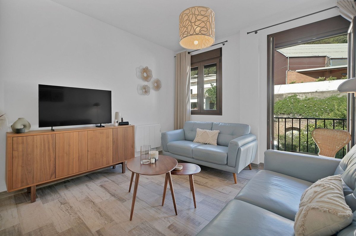 2 Bed Top Floor Apartment in Benahavís