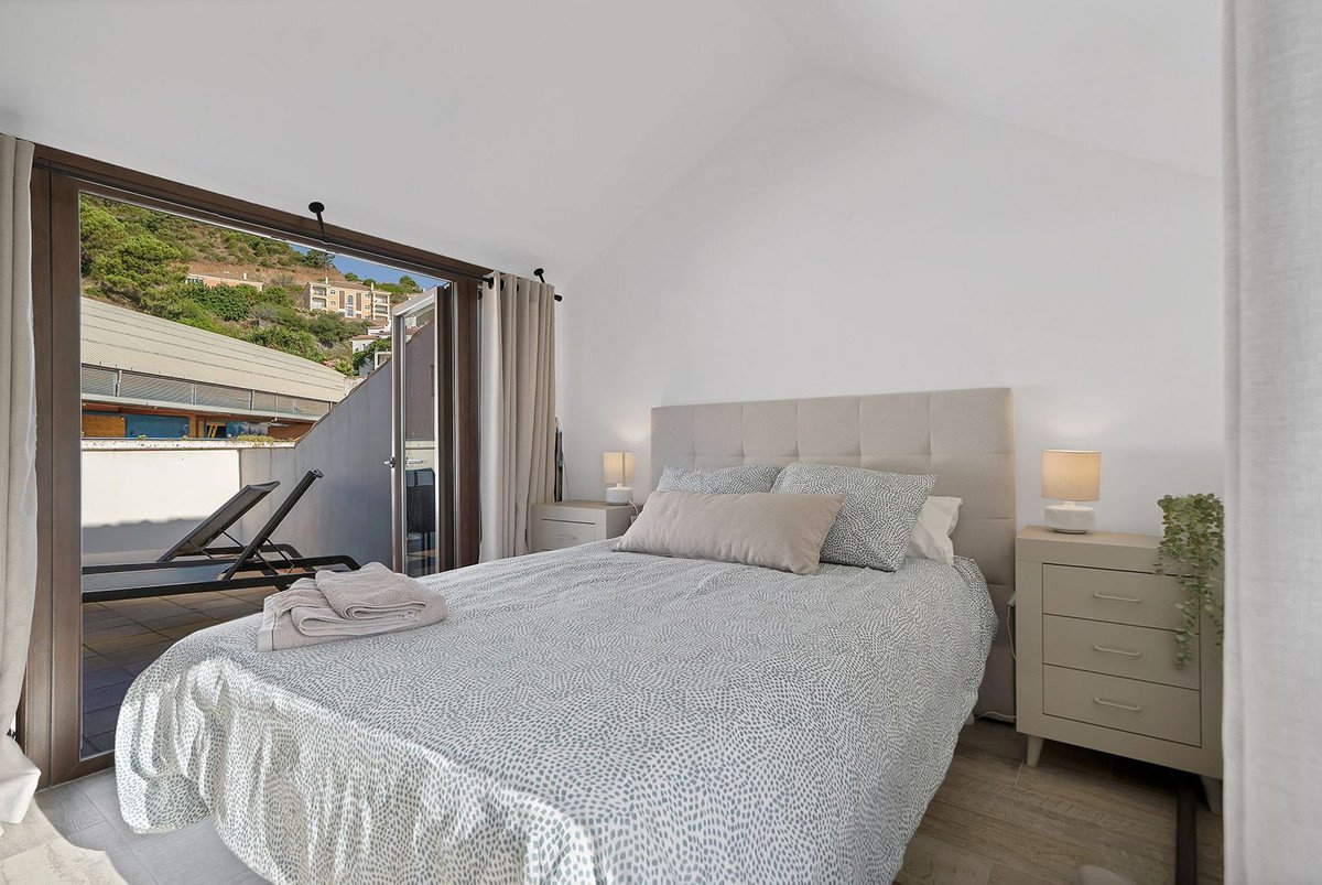 2 Bed Top Floor Apartment in Benahavís