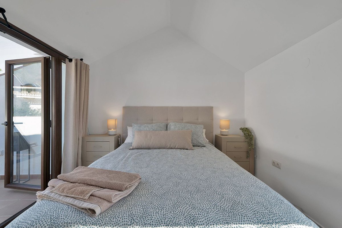 2 Bed Top Floor Apartment in Benahavís