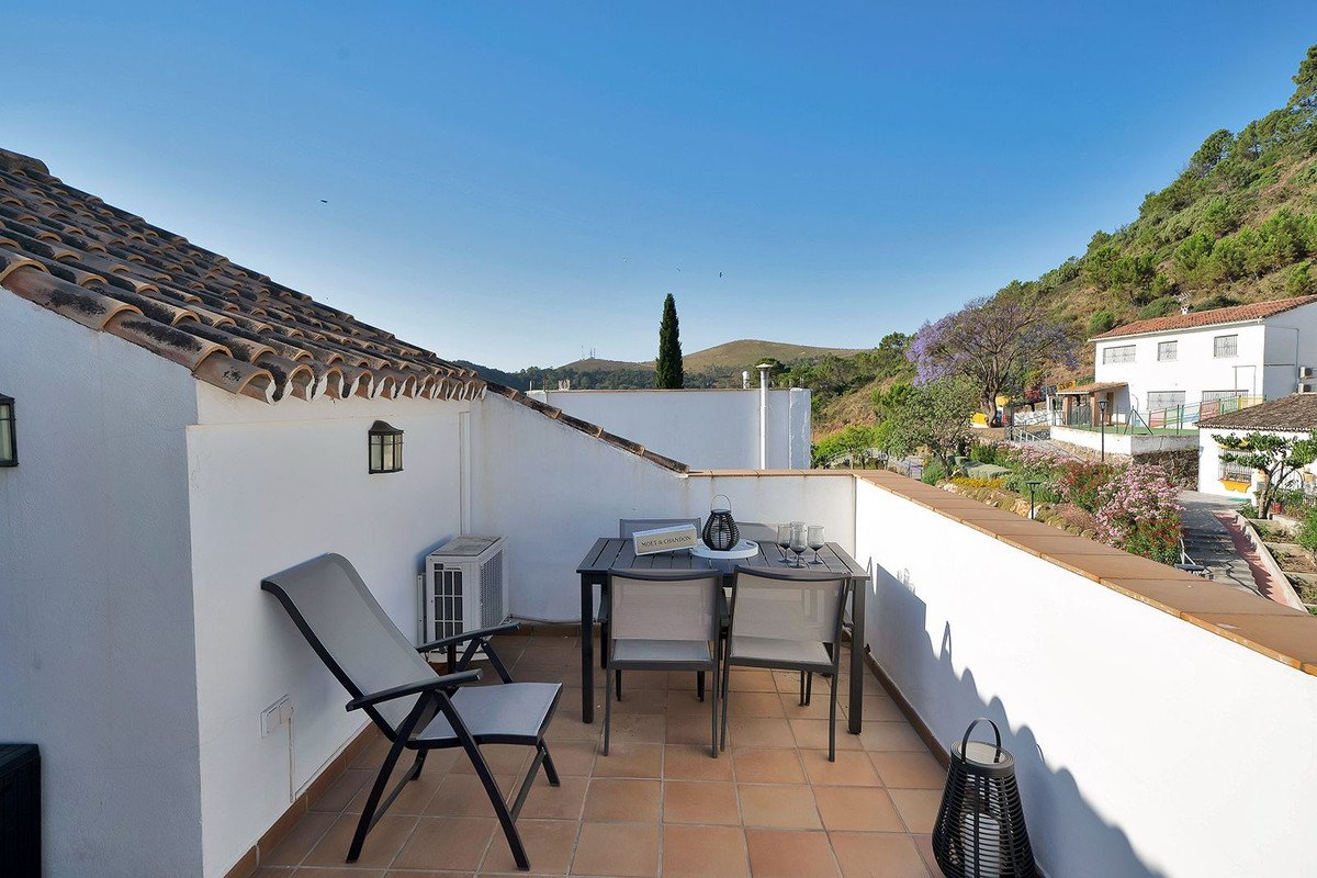 2 Bed Top Floor Apartment in Benahavís