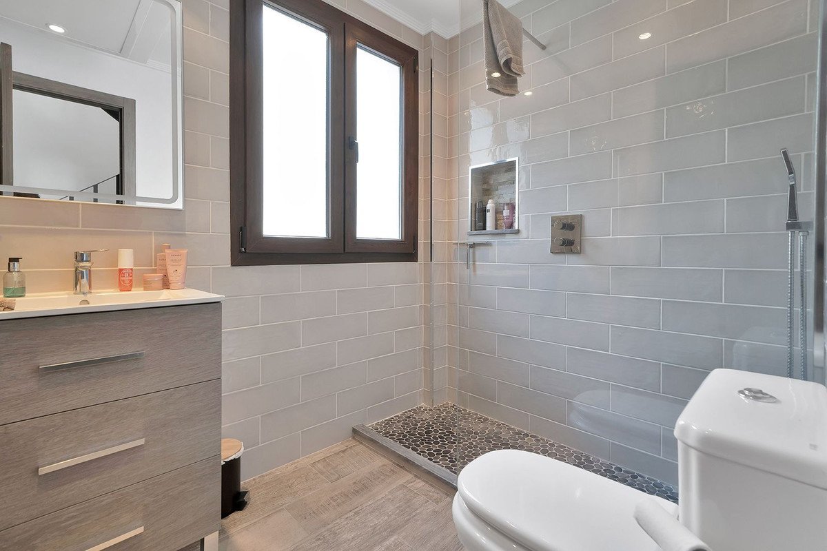 2 Bed Top Floor Apartment in Benahavís