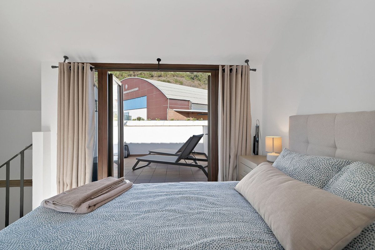 2 Bed Top Floor Apartment in Benahavís