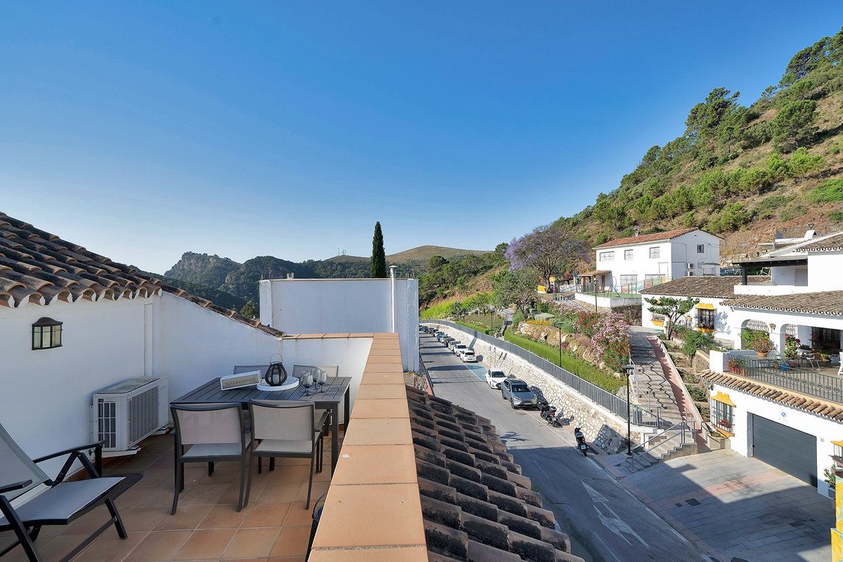 2 Bed Top Floor Apartment in Benahavís