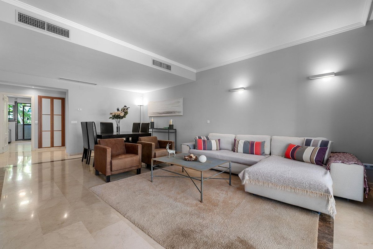 2 Bed Ground Floor Apartment in Benahavís