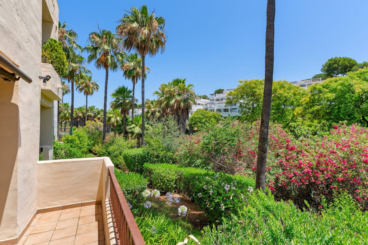 2 Bed Ground Floor Apartment in Benahavís