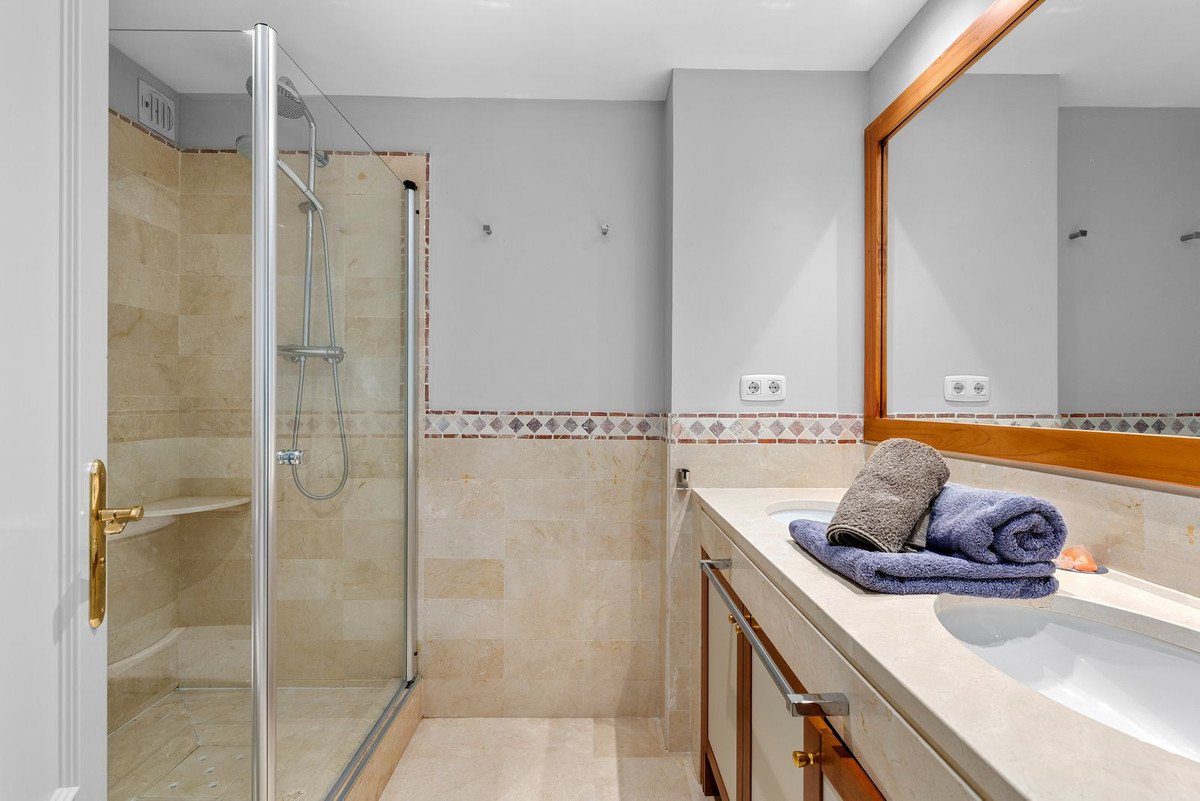 2 Bed Ground Floor Apartment in Benahavís