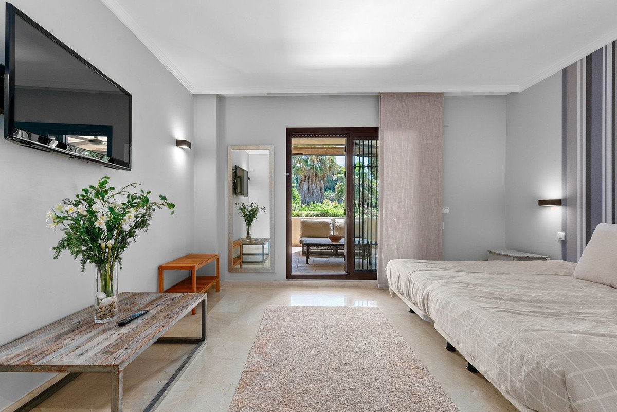 2 Bed Ground Floor Apartment in Benahavís