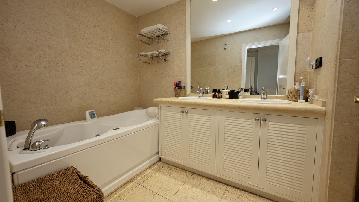 2 Bed Middle Floor Apartment in Nueva Andalucía
