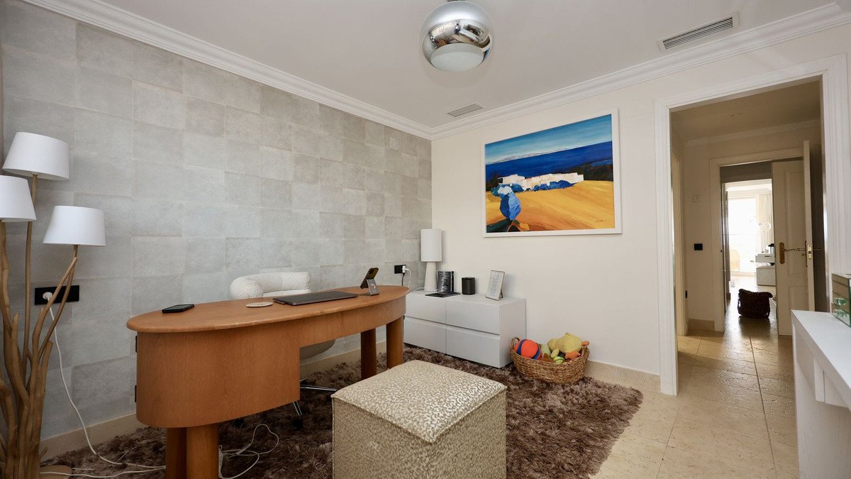 2 Bed Middle Floor Apartment in Nueva Andalucía