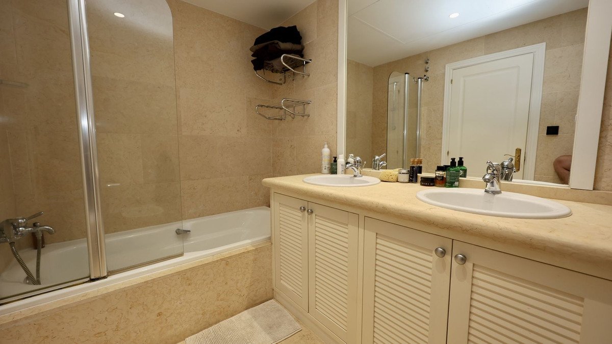 2 Bed Middle Floor Apartment in Nueva Andalucía