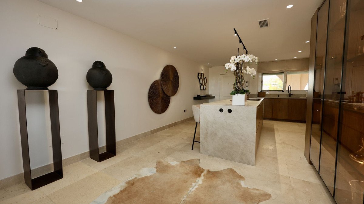 2 Bed Middle Floor Apartment in Nueva Andalucía