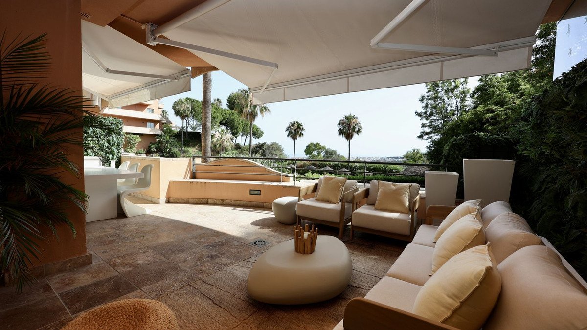 2 Bed Middle Floor Apartment in Nueva Andalucía