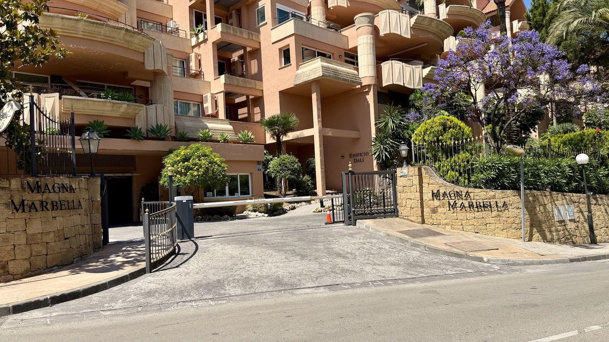 2 Bed Middle Floor Apartment in Nueva Andalucía