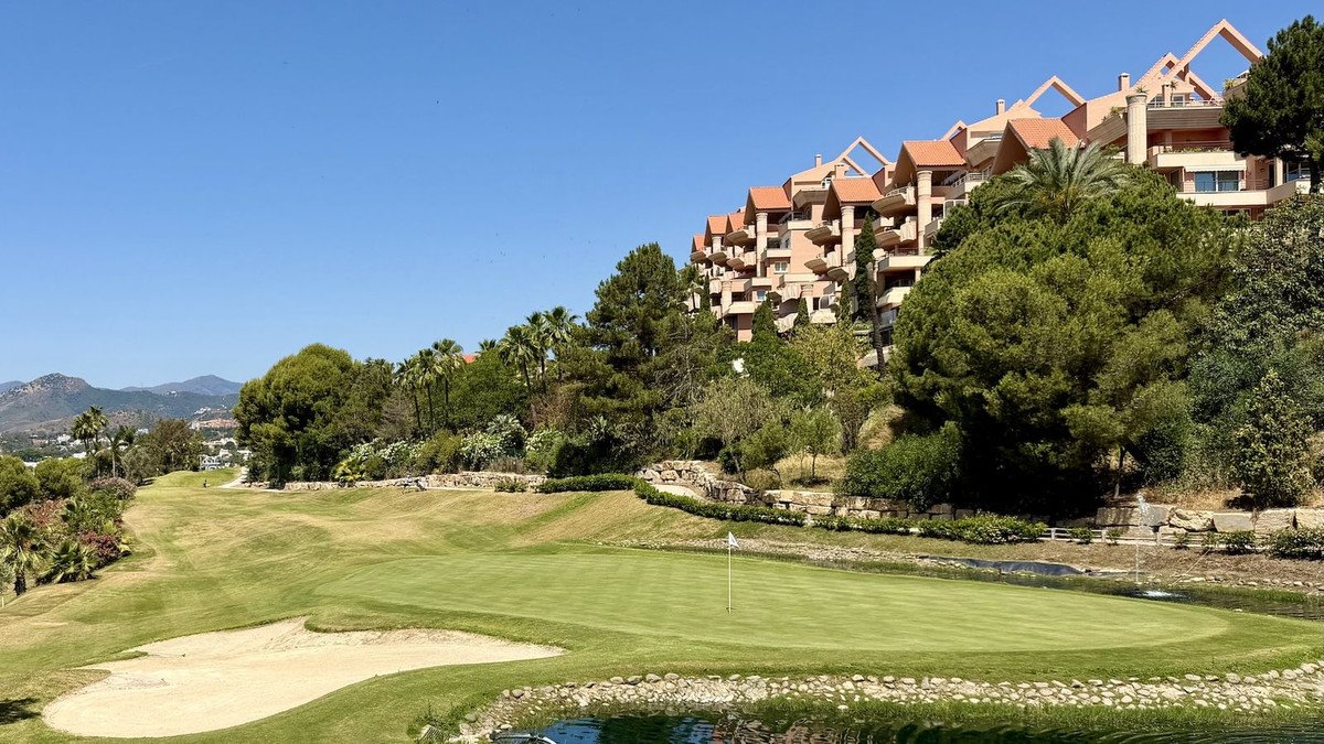 2 Bed Middle Floor Apartment in Nueva Andalucía