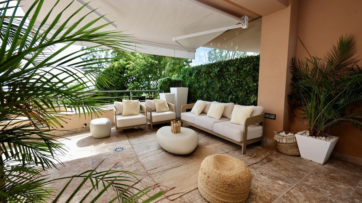 2 Bed Middle Floor Apartment in Nueva Andalucía