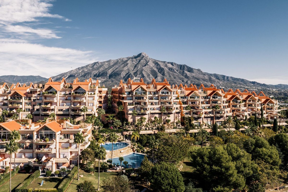 2 Bed Middle Floor Apartment in Nueva Andalucía