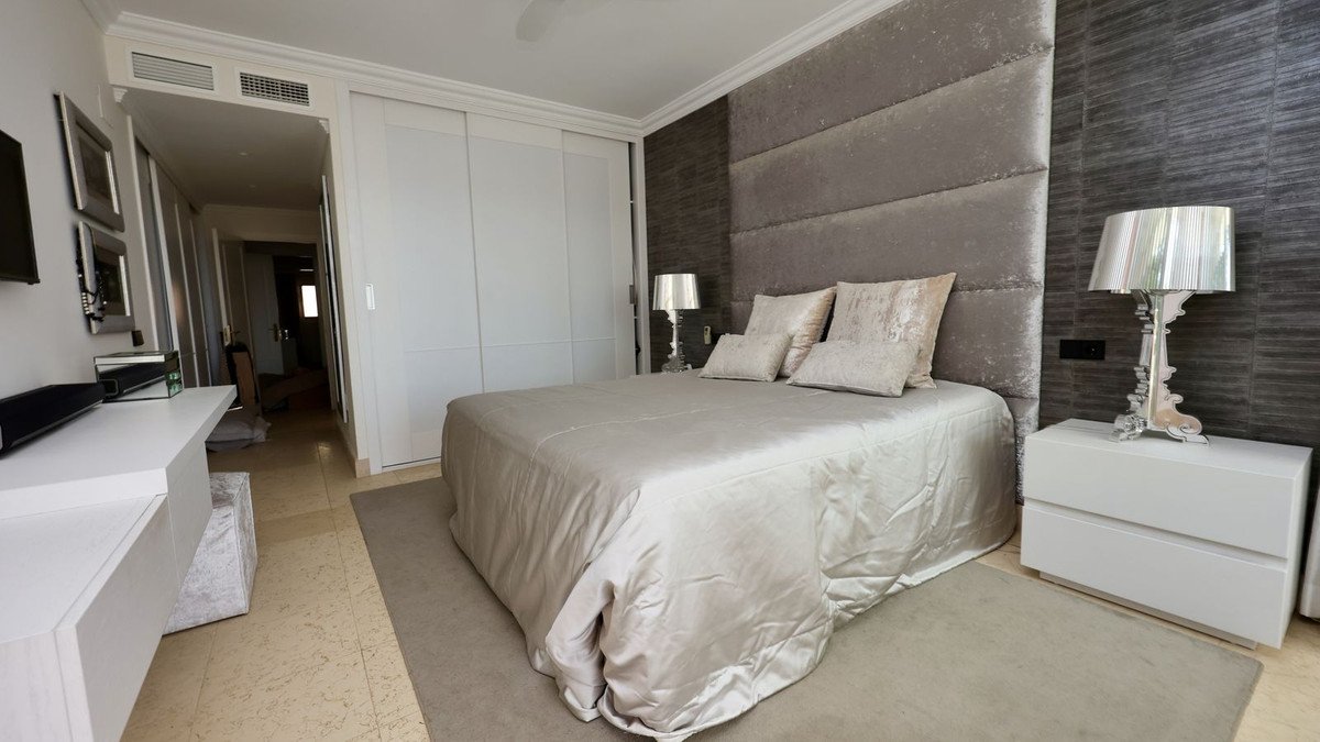 2 Bed Middle Floor Apartment in Nueva Andalucía