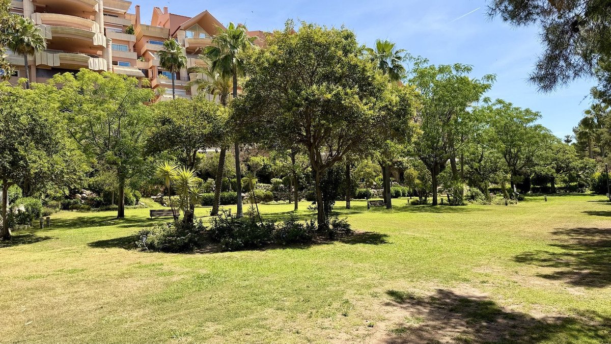 2 Bed Middle Floor Apartment in Nueva Andalucía