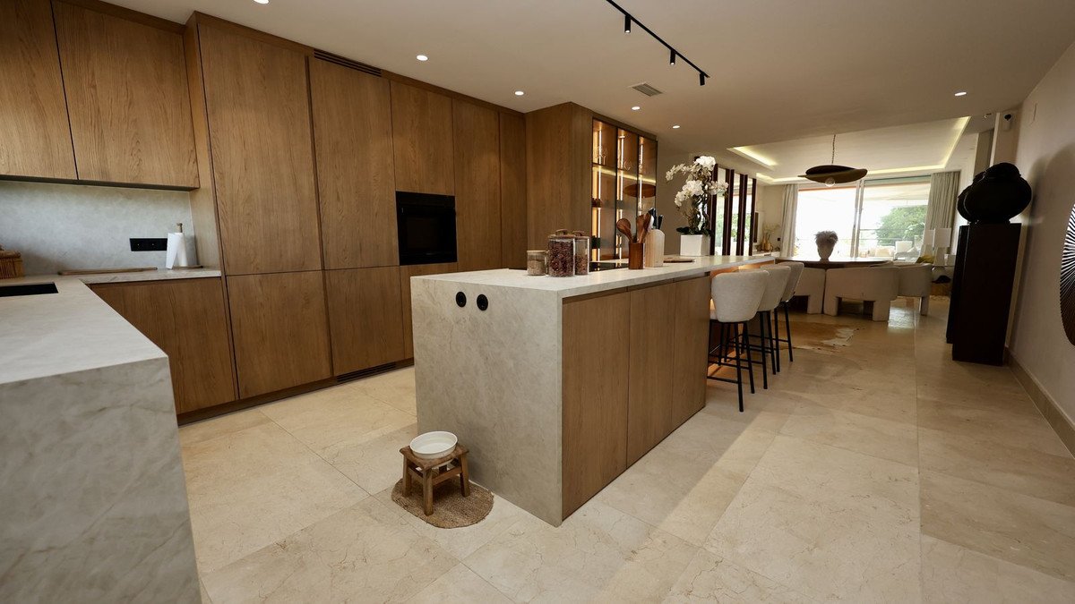 2 Bed Middle Floor Apartment in Nueva Andalucía