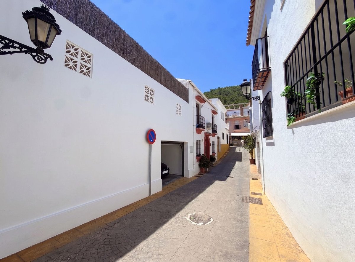 3 Bed Townhouse in Benahavís
