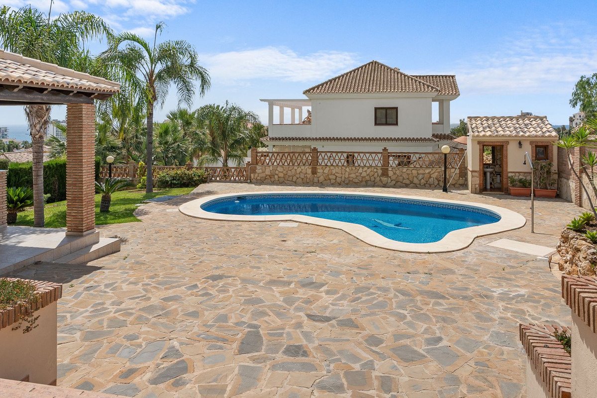 5 Bed Detached Villa in Torrequebrada