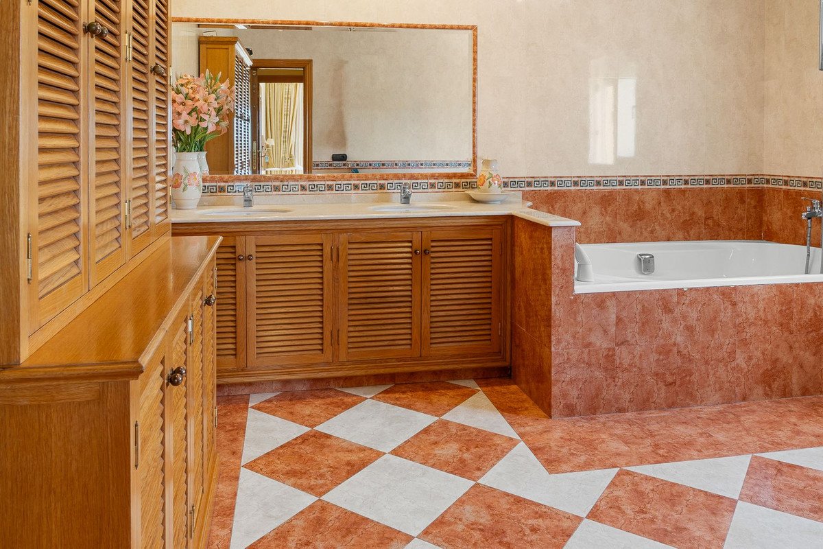 5 Bed Detached Villa in Torrequebrada