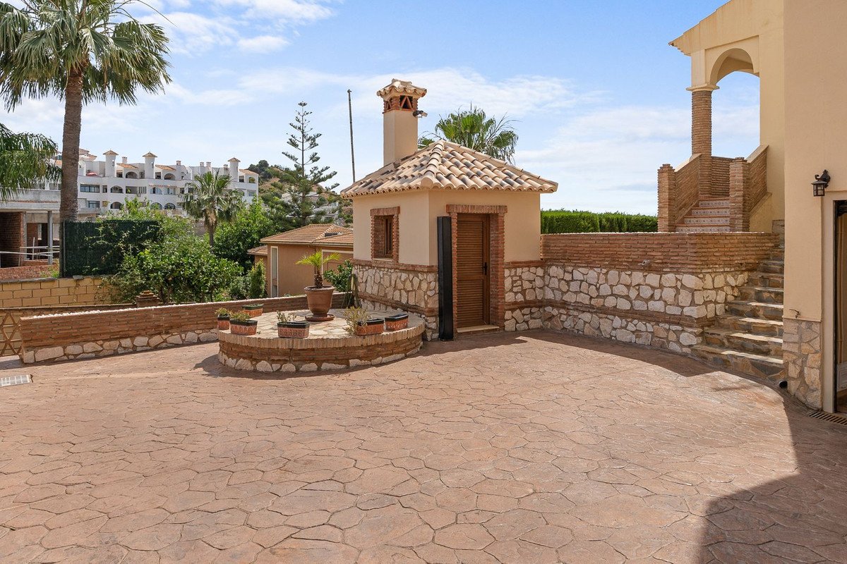 5 Bed Detached Villa in Torrequebrada