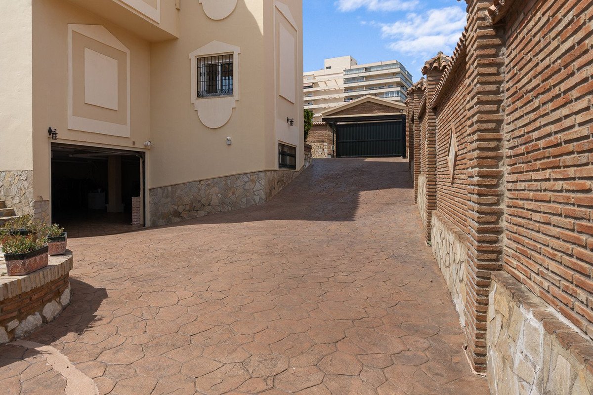 5 Bed Detached Villa in Torrequebrada