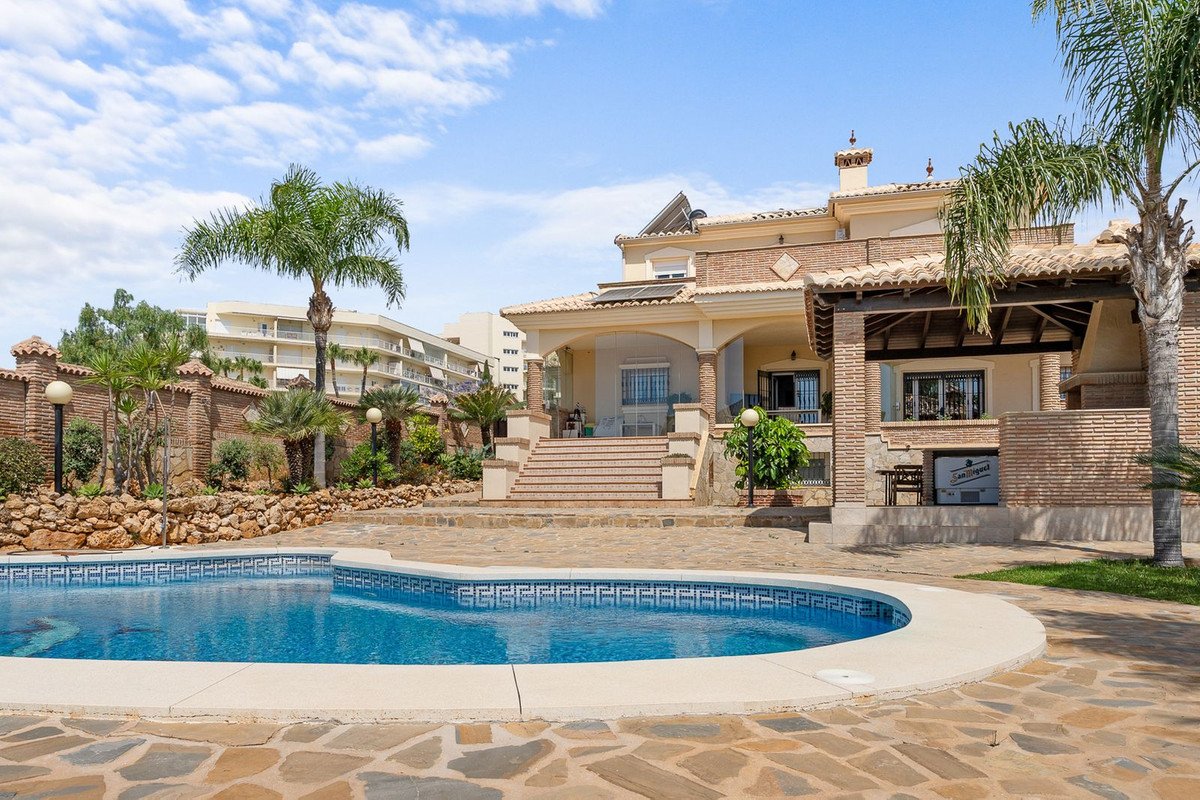 5 Bed Detached Villa in Torrequebrada
