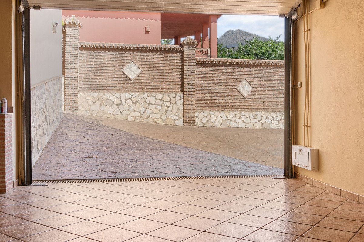 5 Bed Detached Villa in Torrequebrada