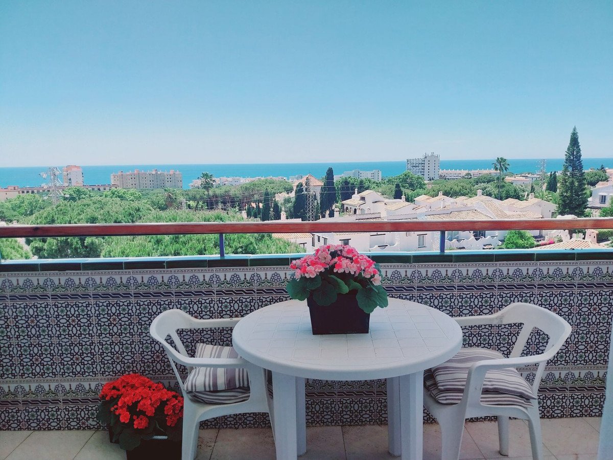 2 Bed Top Floor Apartment in Calahonda