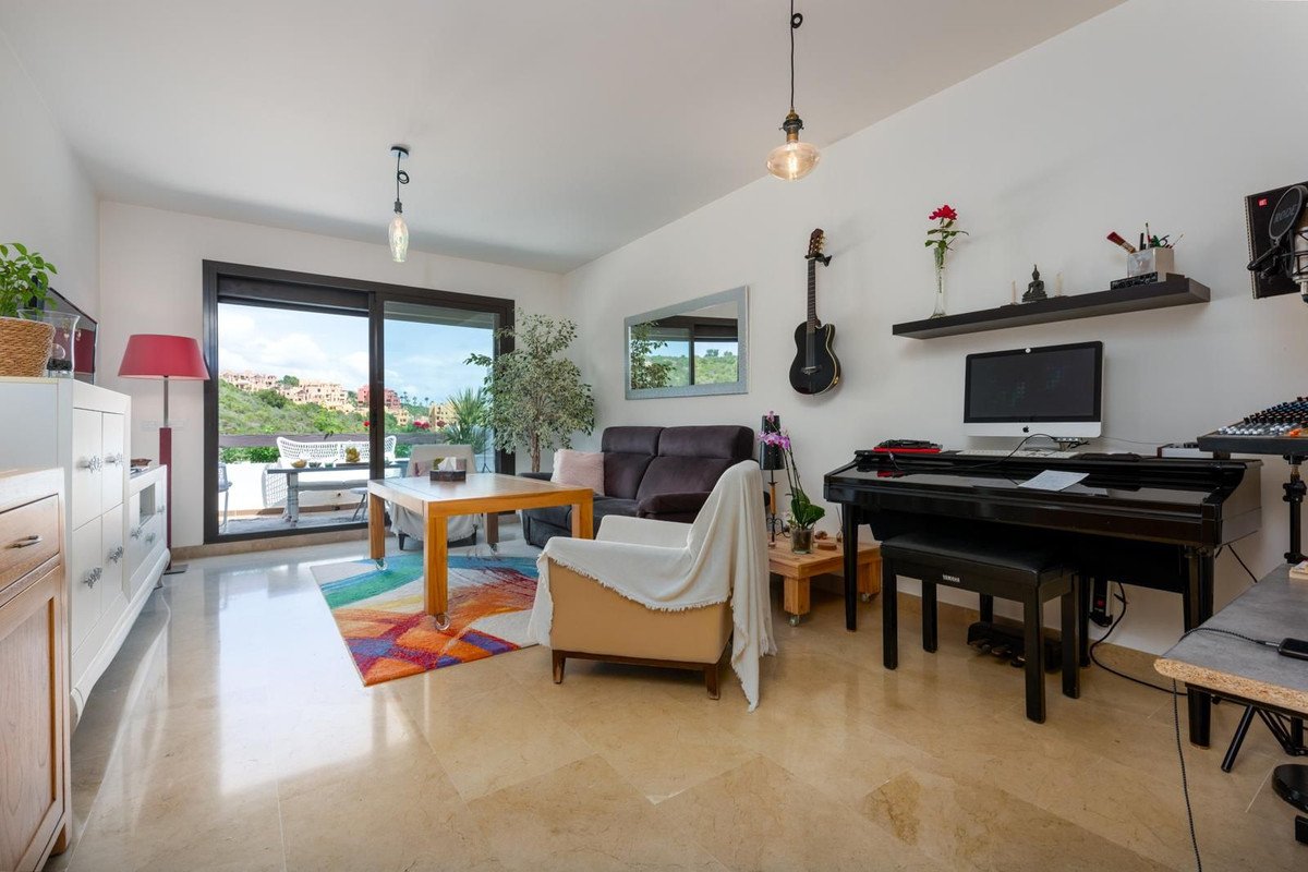 2 Bed Middle Floor Apartment in La Duquesa