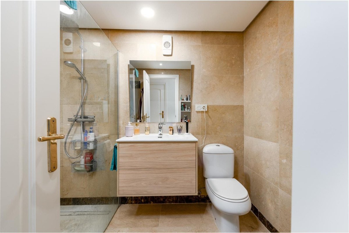 2 Bed Middle Floor Apartment in La Duquesa