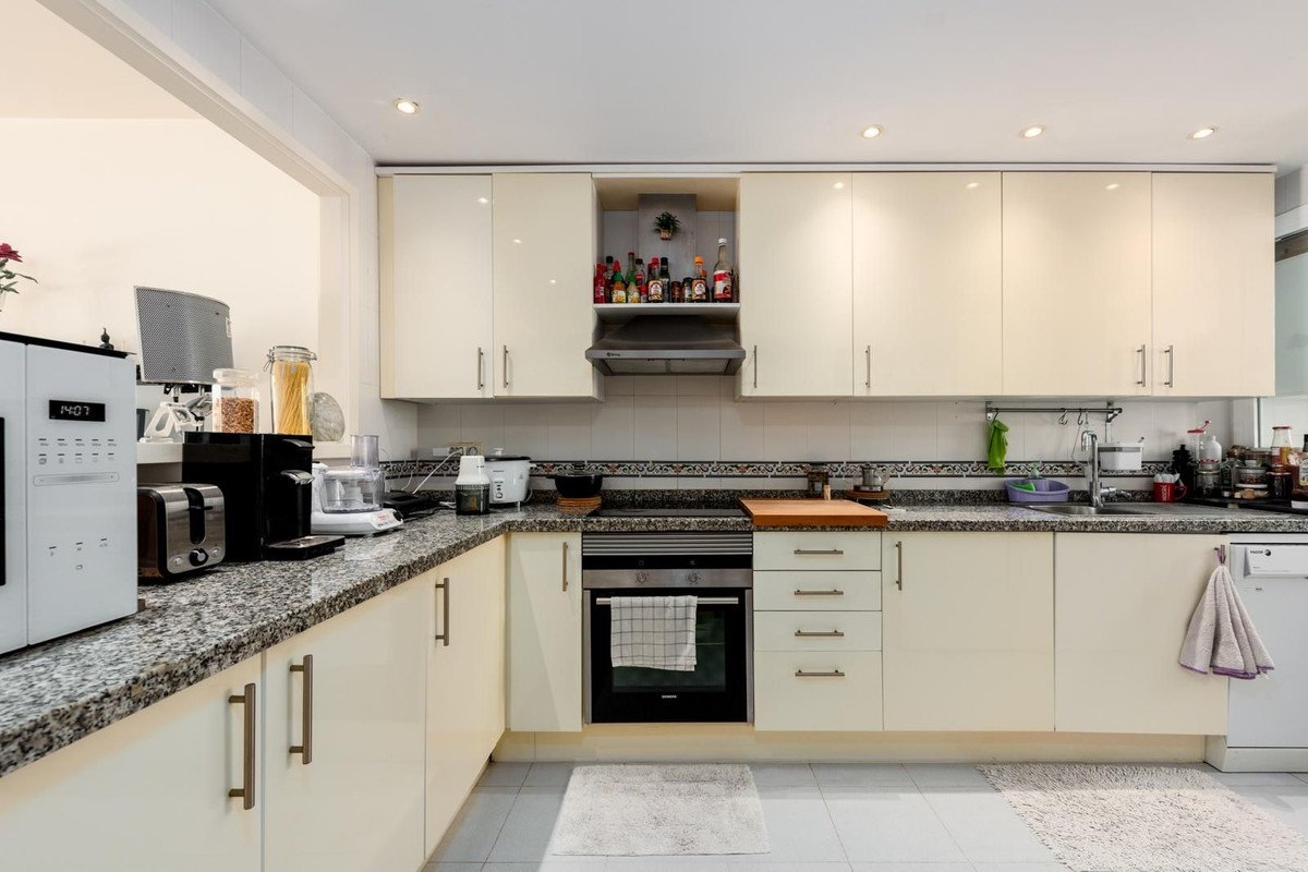 2 Bed Middle Floor Apartment in La Duquesa