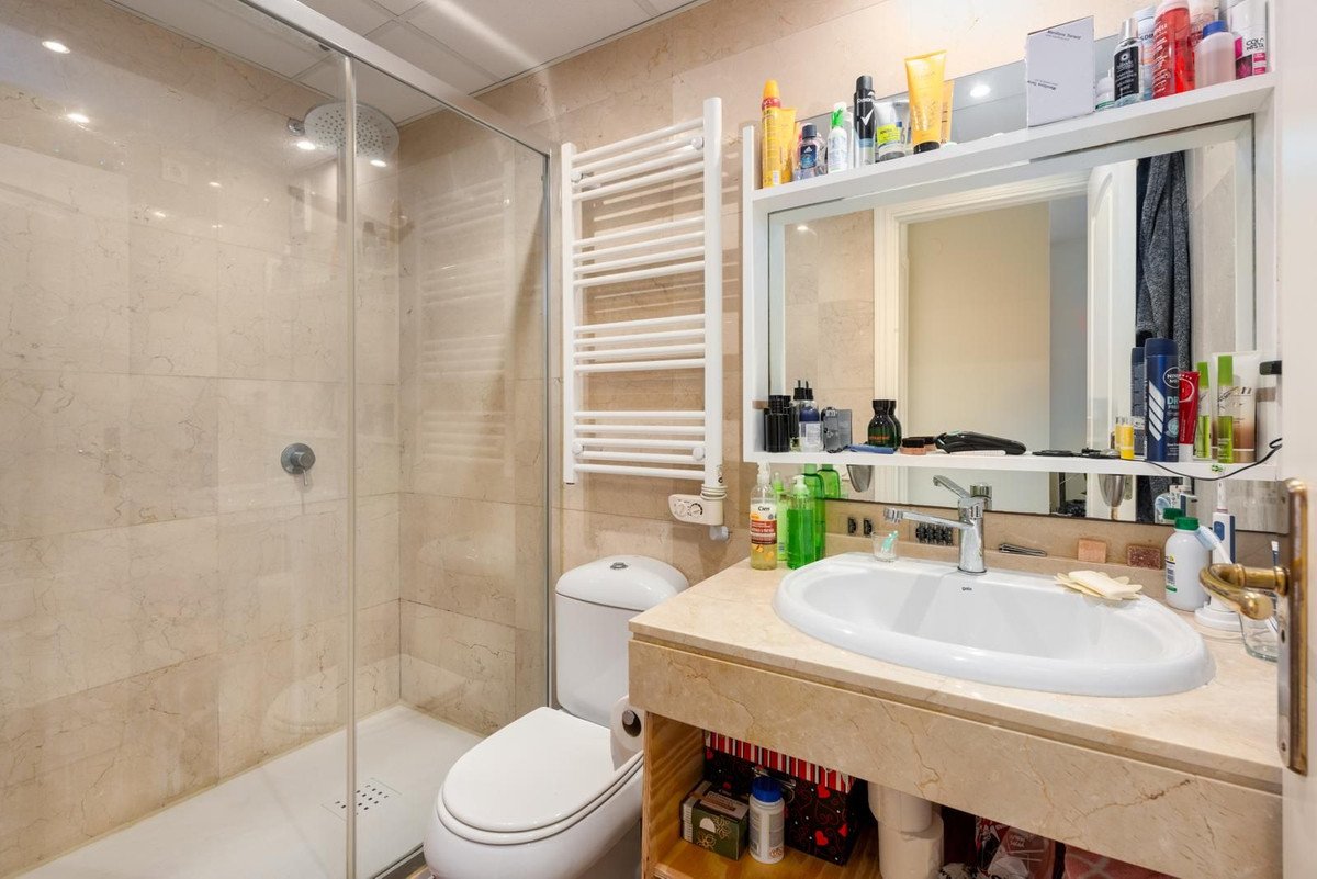 2 Bed Middle Floor Apartment in La Duquesa
