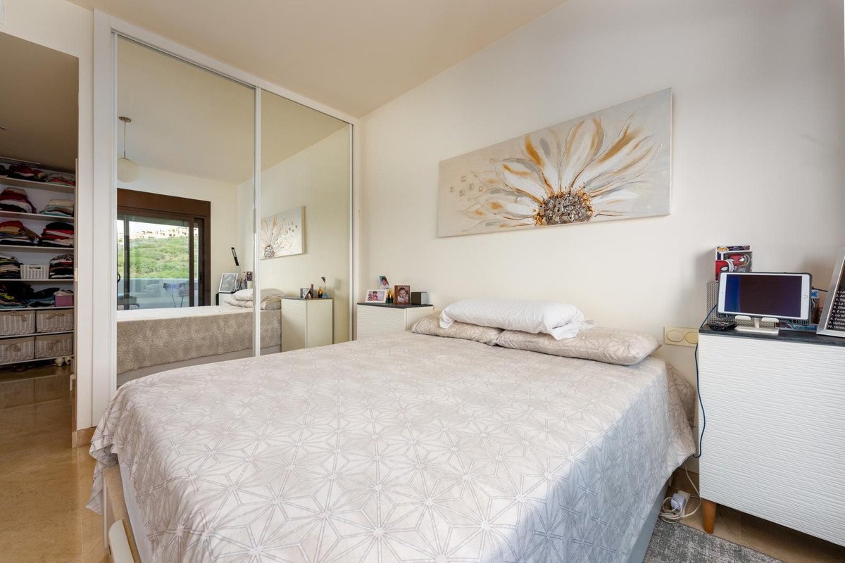 2 Bed Middle Floor Apartment in La Duquesa